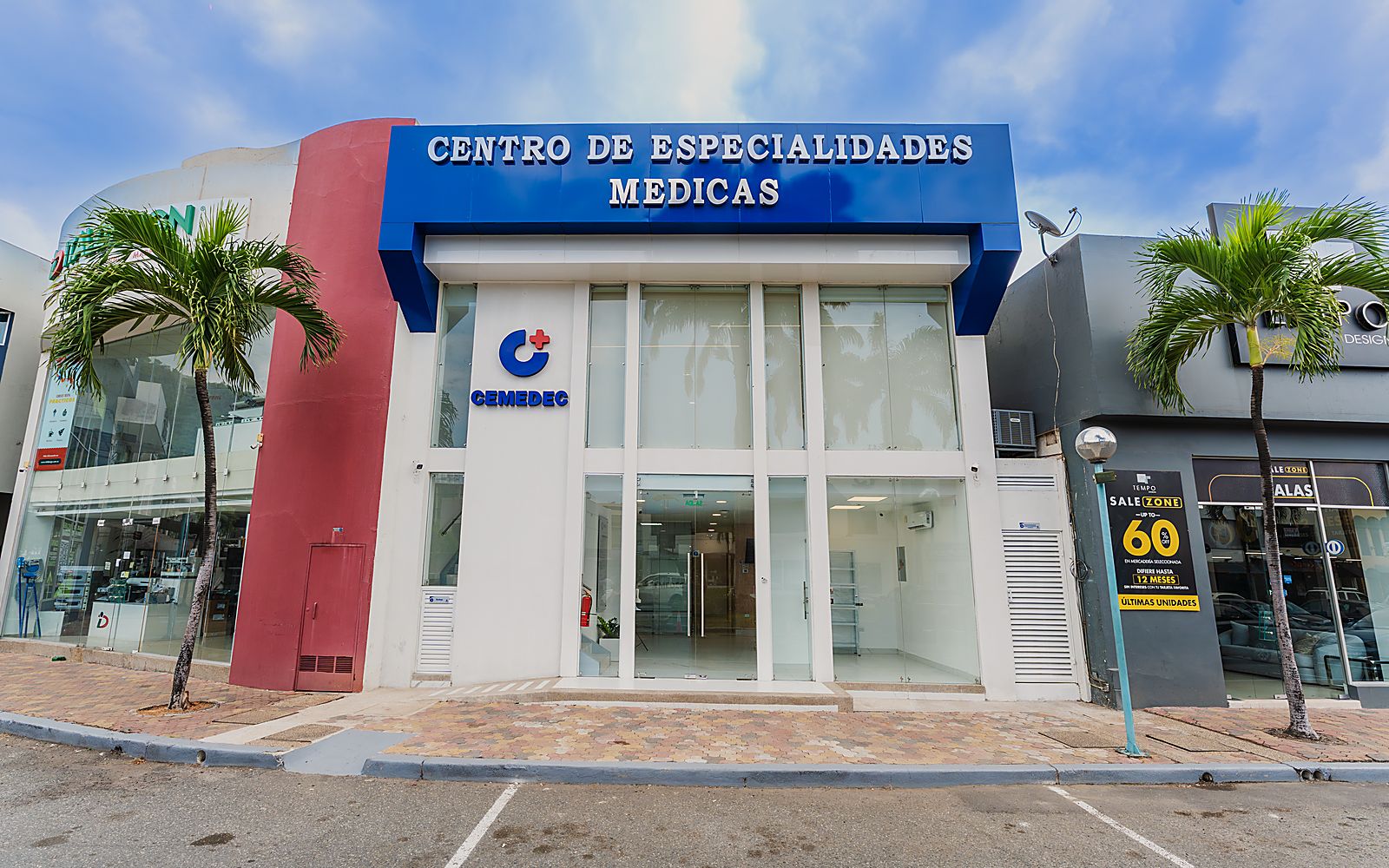 Fachada de CEMEDEC en C.C. Aventura Plaza, Urdesa