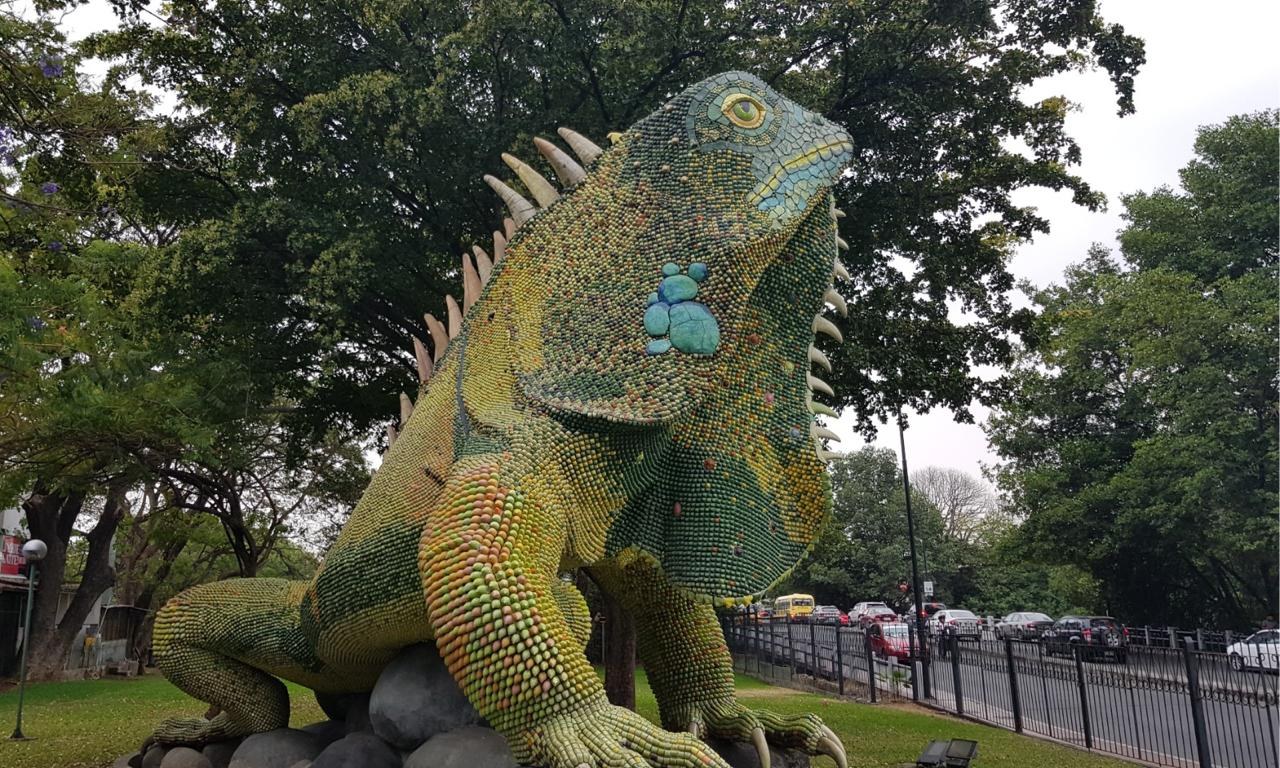 Escultura de cerámica de una iguana en Aventura Plaza, la referencia para llegar a CEMEDEC