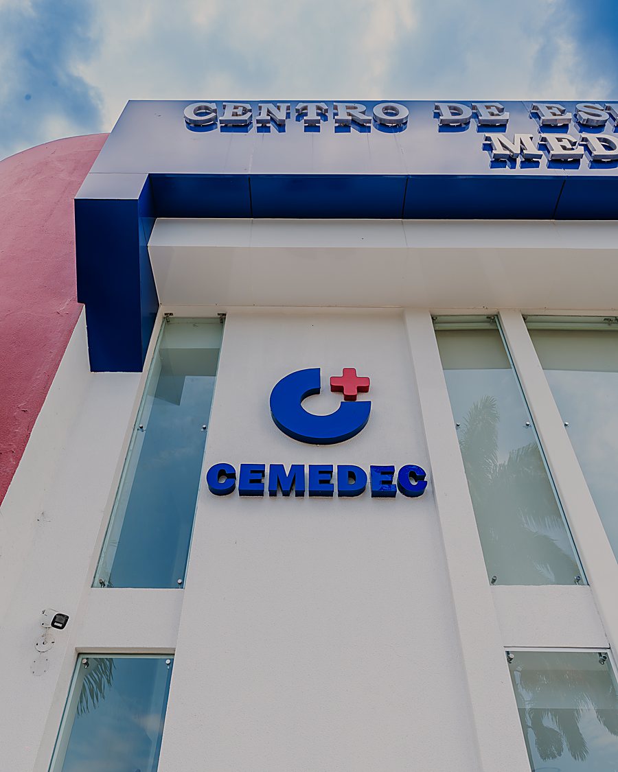 Fachada de CEMEDEC vista desde abajo, con el logotipo y el rótulo «Centro de Especialidades Médicas»