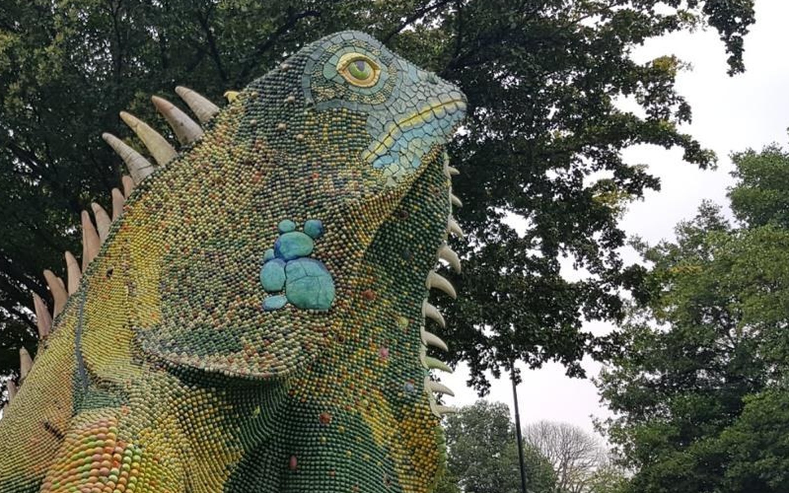 Escultura de cerámica de la iguana en Aventura Plaza, la referencia que se le indica al taxista
