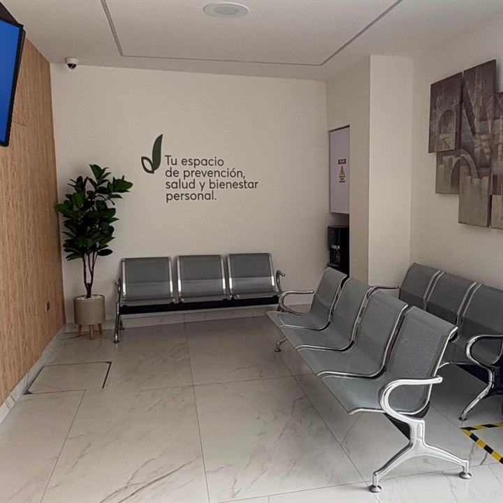Sala de espera de CEMEDEC con el mural «Tu espacio de prevención, salud y bienestar personal»