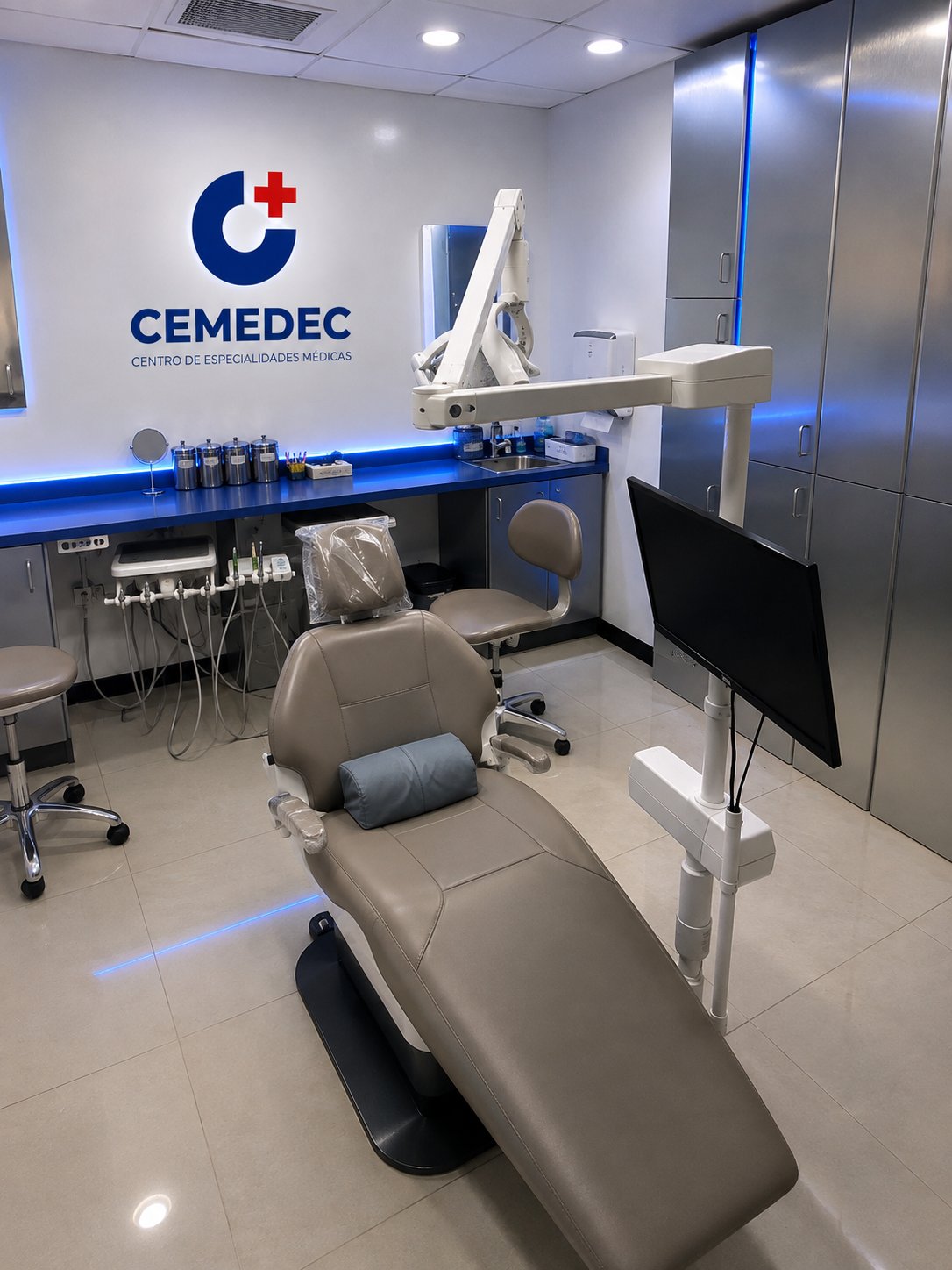 Consultorio de odontología de CEMEDEC, con sillón dental, brazo de rayos X y el logotipo en la pared