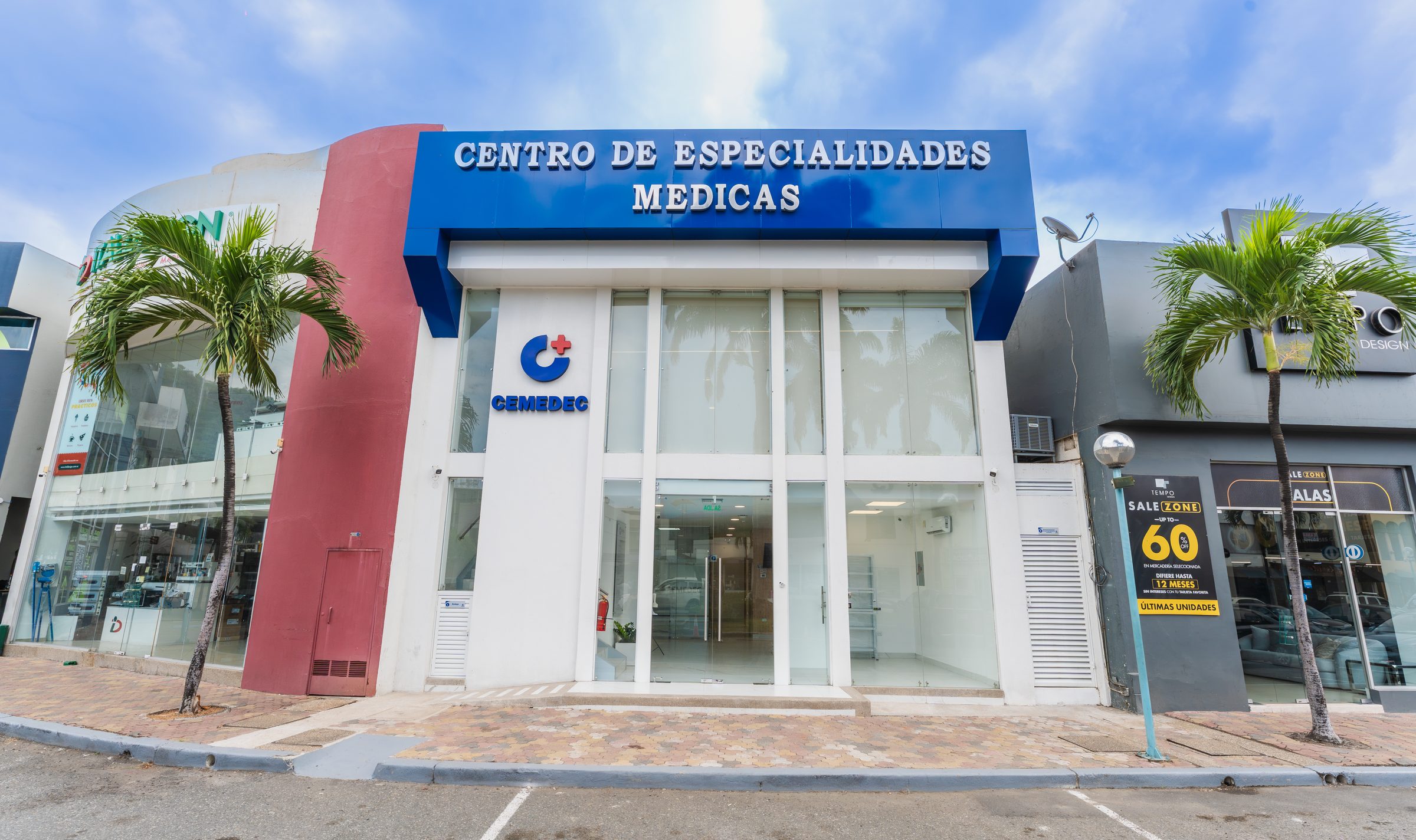 Fachada de CEMEDEC en el C.C. Aventura Plaza, Urdesa