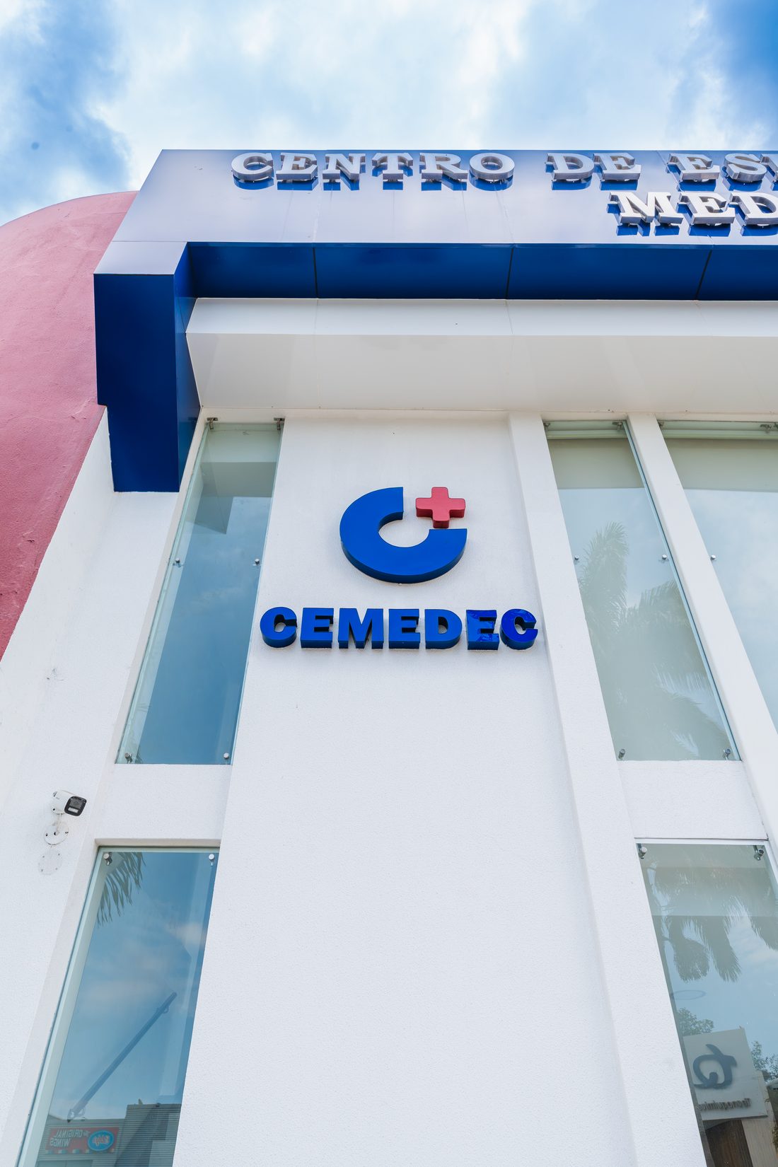 Rótulo y logotipo de CEMEDEC en la fachada